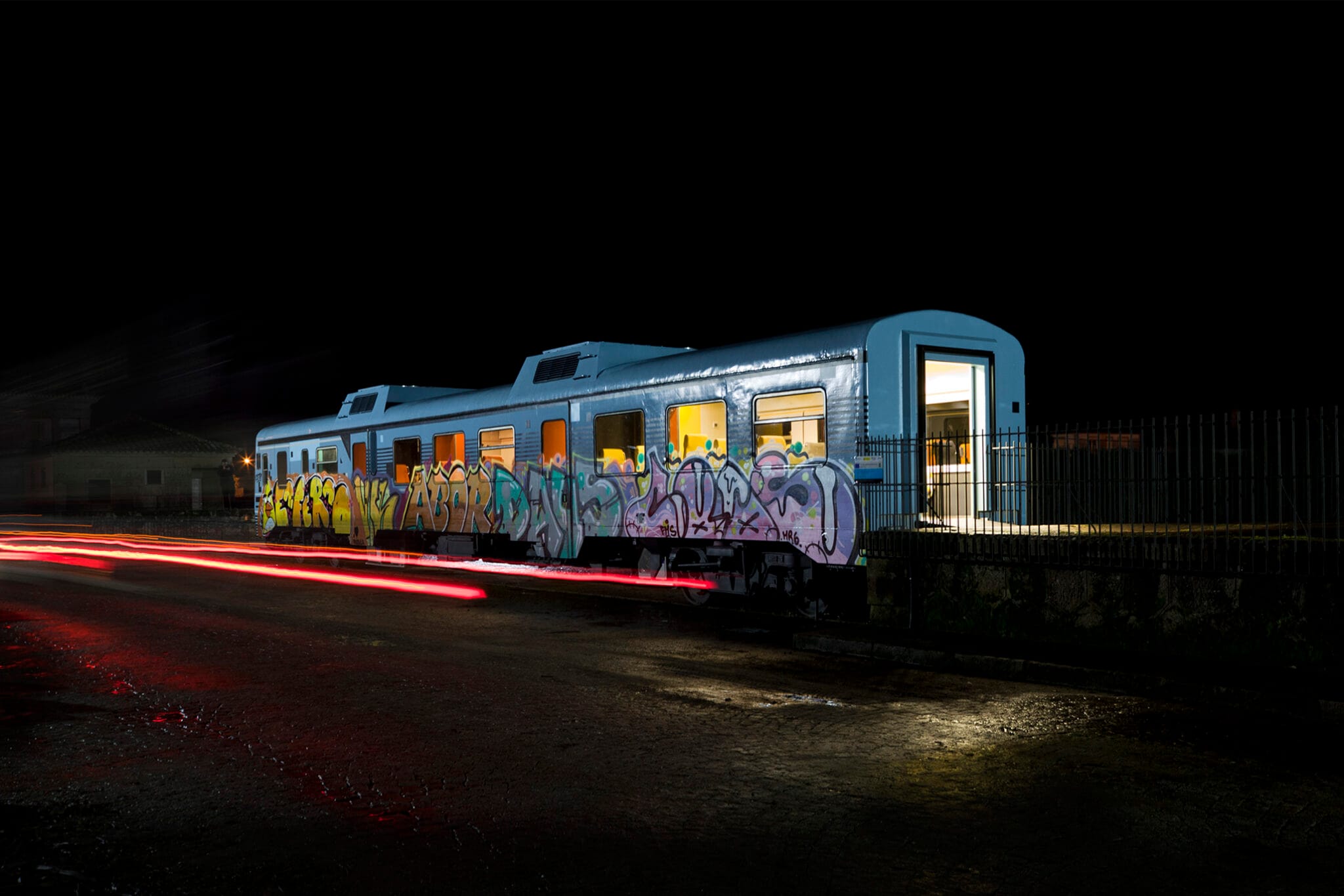 Exterior del vagón reacondicionado El Camello en el entorno de la nave de la estación de Vedra.