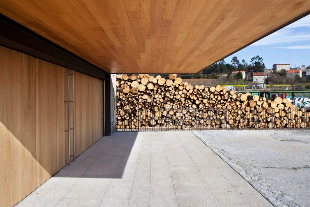 Entrada cubierta de la nave de la estación en madera.