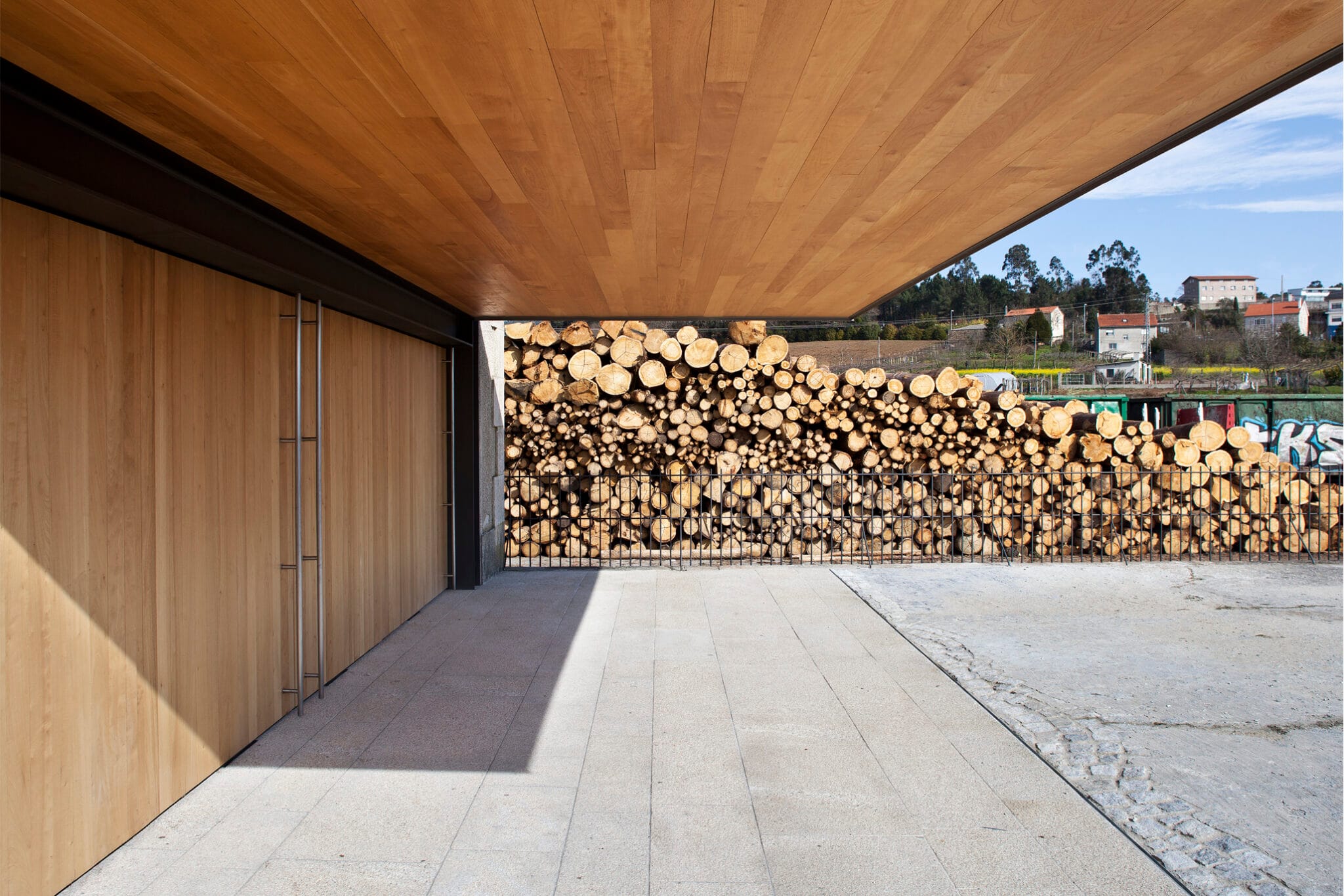 Entrada cubierta de la nave de la estación en madera.