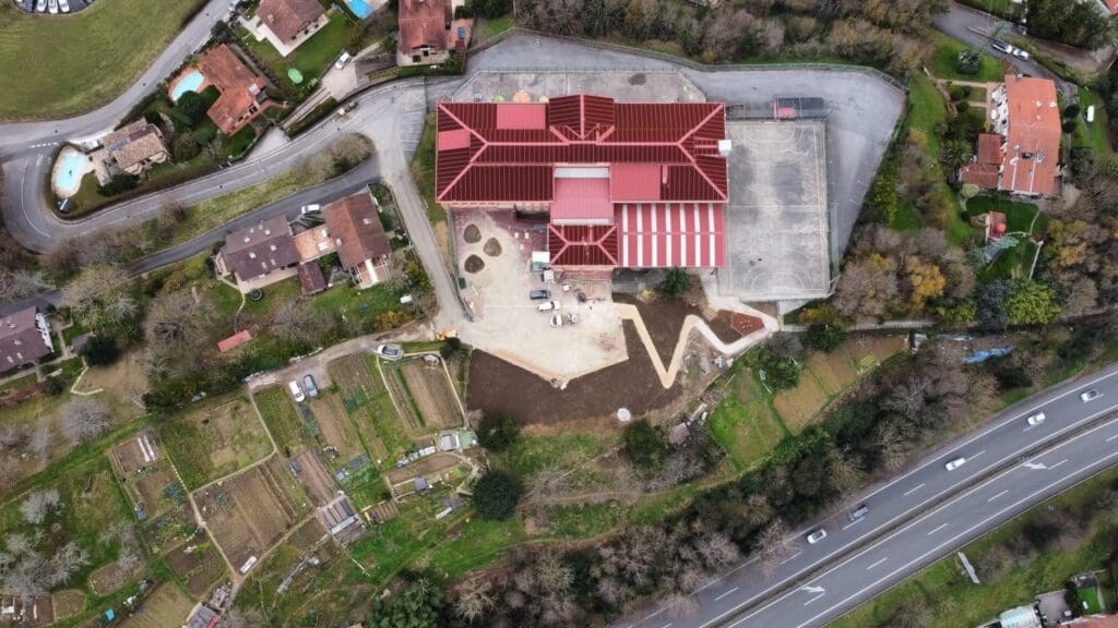 Vista aérea del proceso de transformación del patio del colegio Ibai.