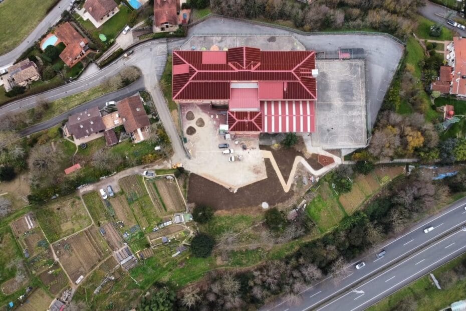 Vista aérea del proceso de transformación del patio del colegio Ibai.