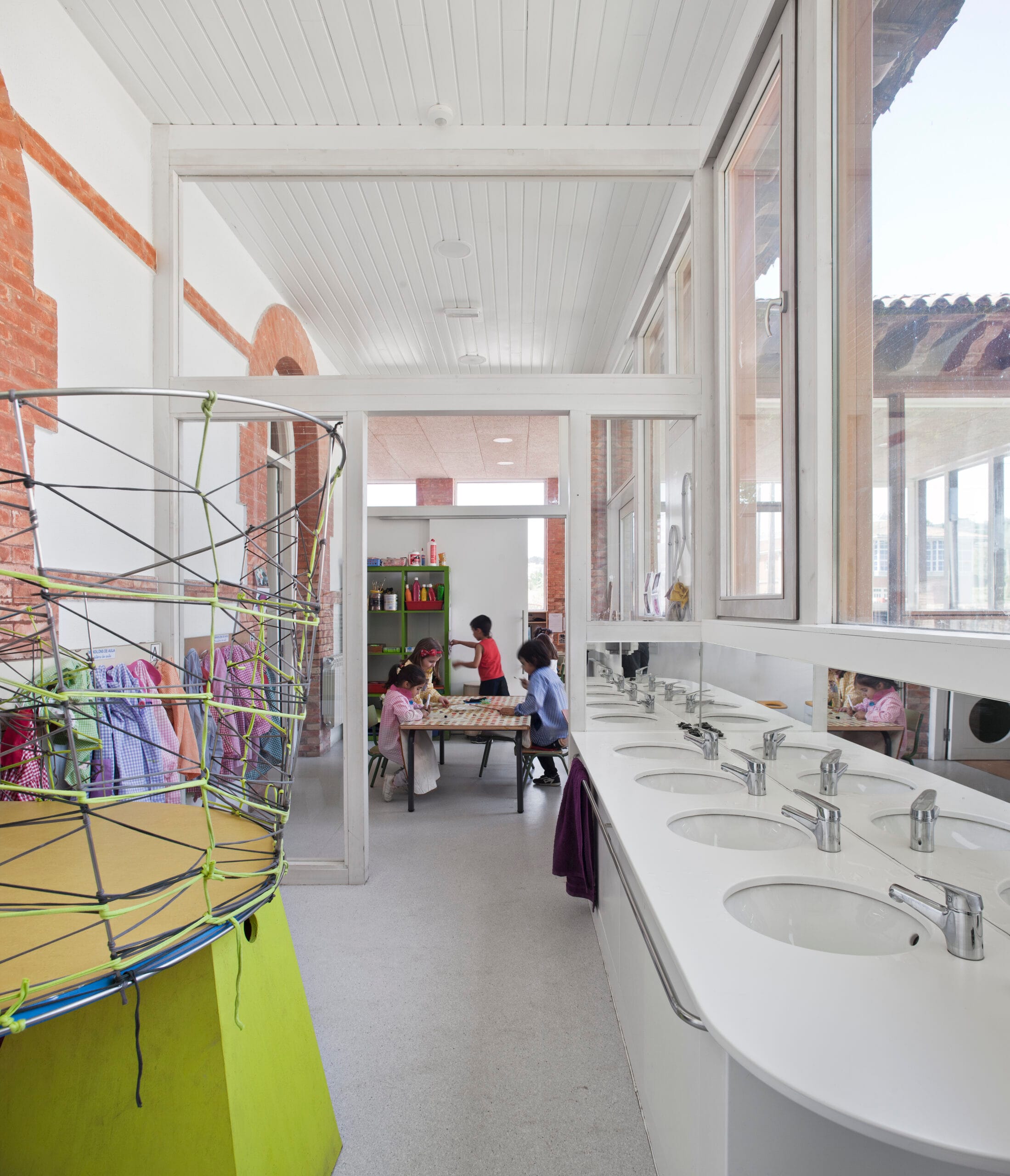 Nuevo aseo con conexión al aula a través de un circuito de psicomotricidad.