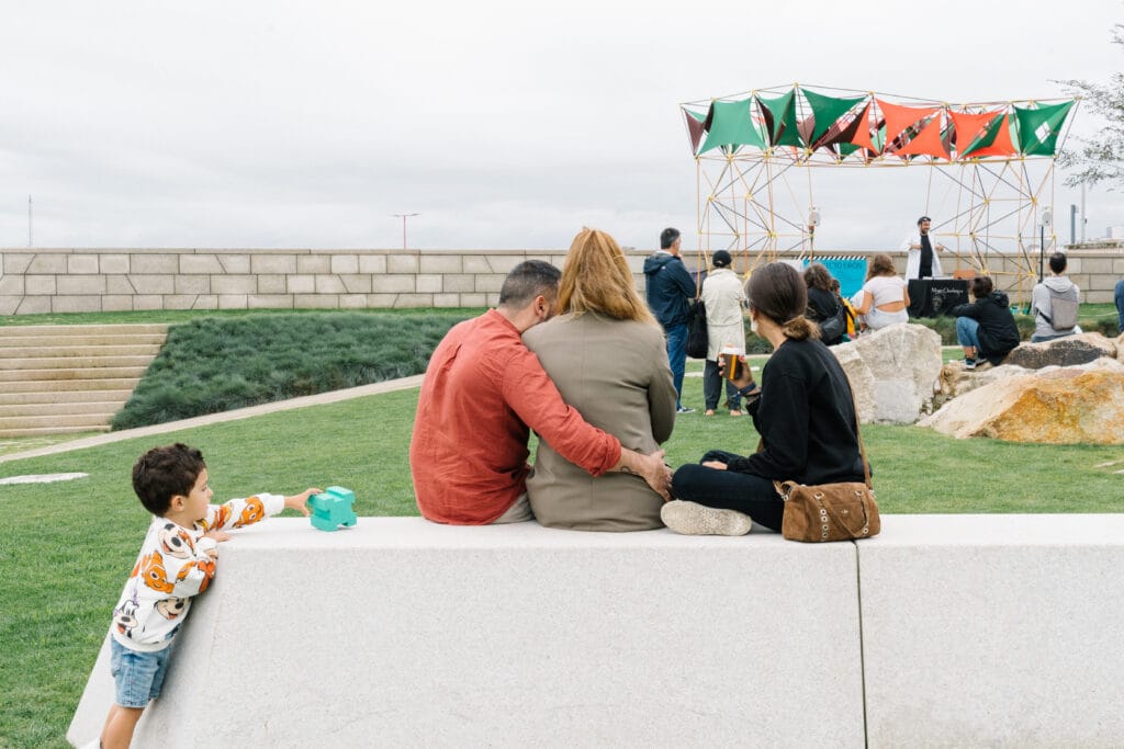 Varias personas celebran un evento en el nuevo jardín del Eirón.