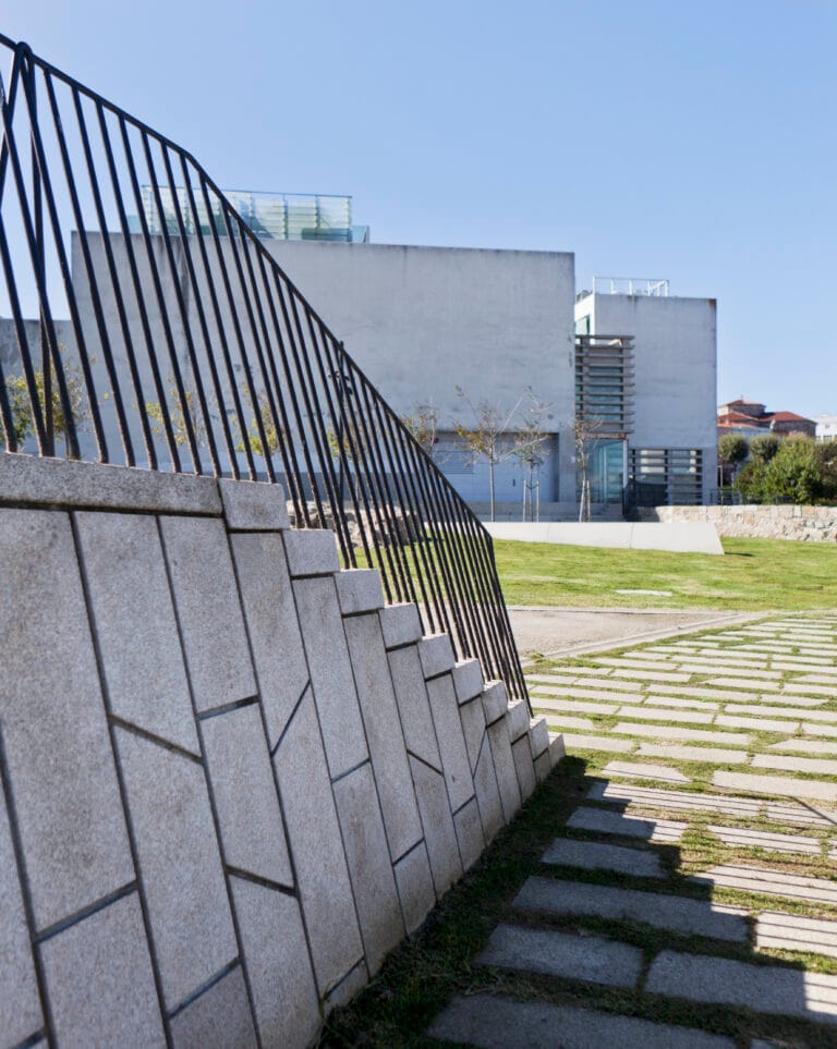 Detalle de las escaleras en la intervención paisajística.