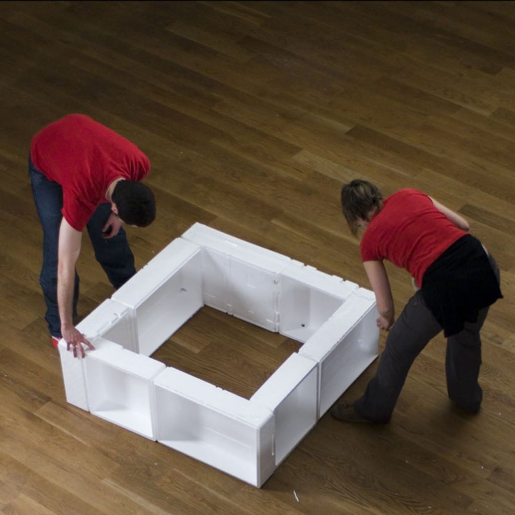 Montaje de la exposición a base de cajas del material porexpan.