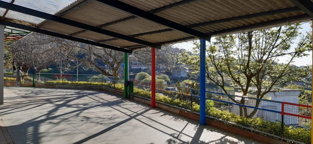 Patio cubierto con estructura metálica y cubierta de fibrocemento.