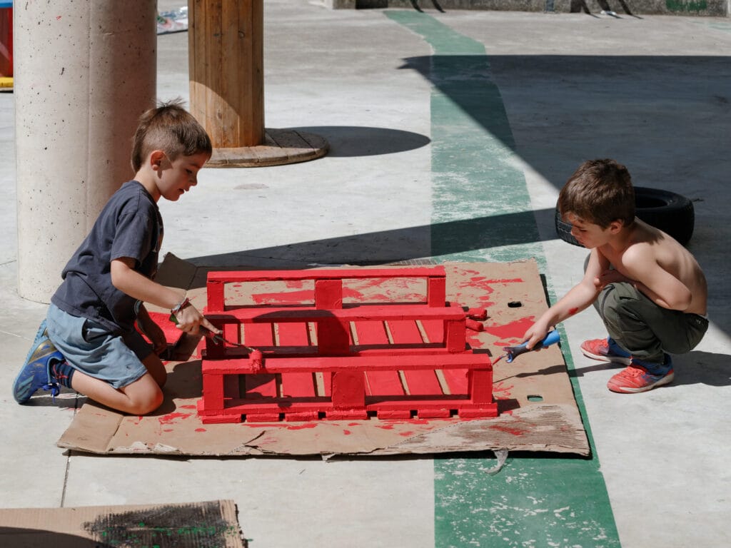 Familias y alumnado trabajando en la transformación del patio.