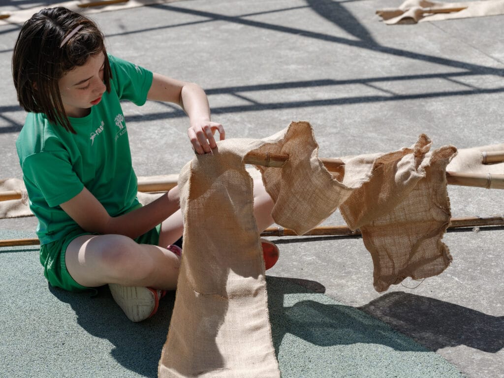 Familias y alumnado trabajando en la transformación del patio.
