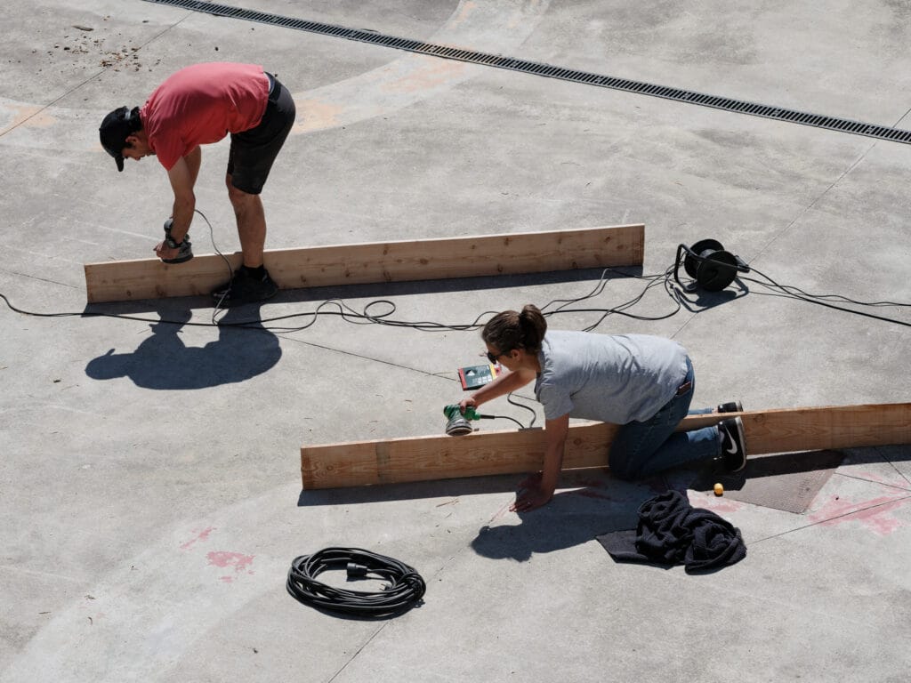Familias y alumnado trabajando en la transformación del patio.