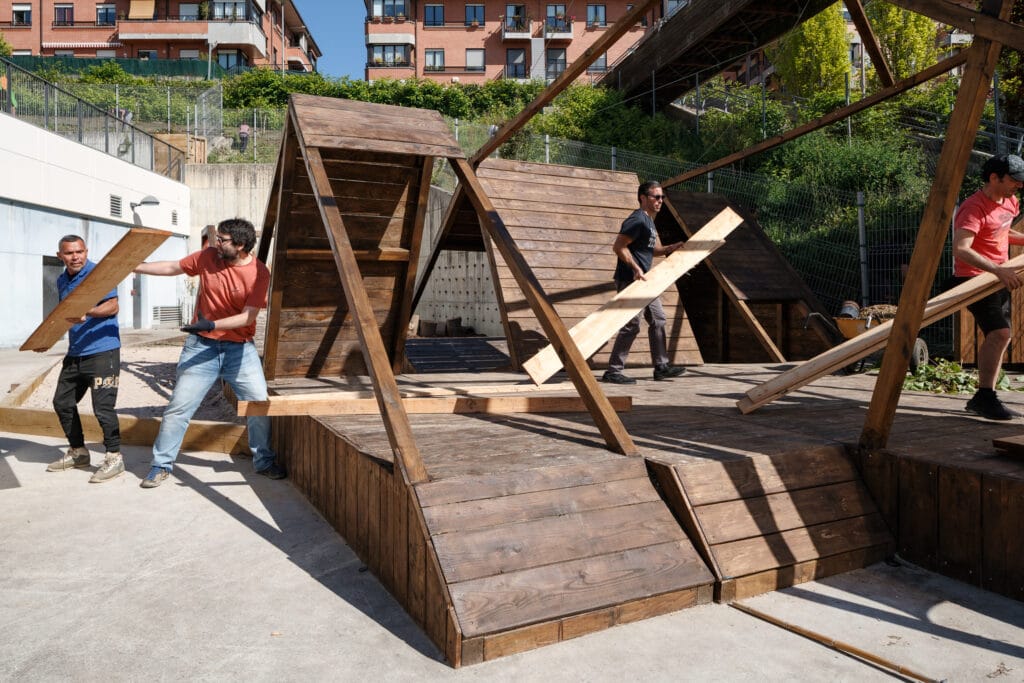 Familias y alumnado trabajando en la transformación del patio.