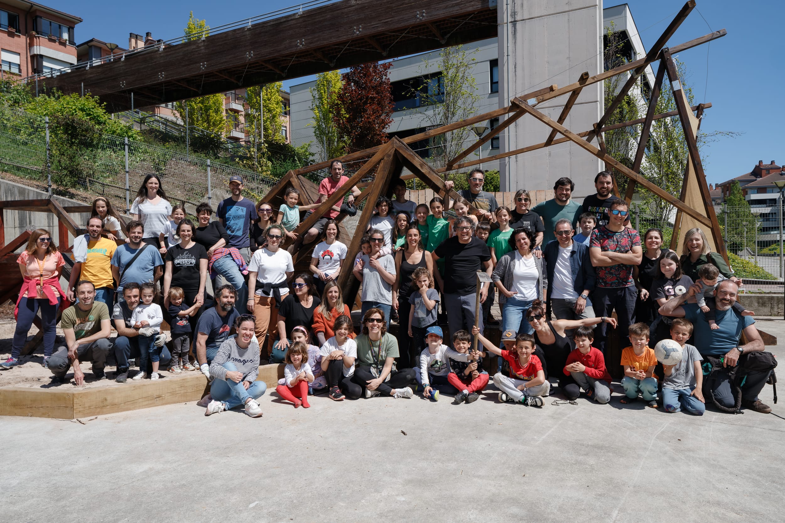 Foto en grupo y familias participantes del proceso de transformación.