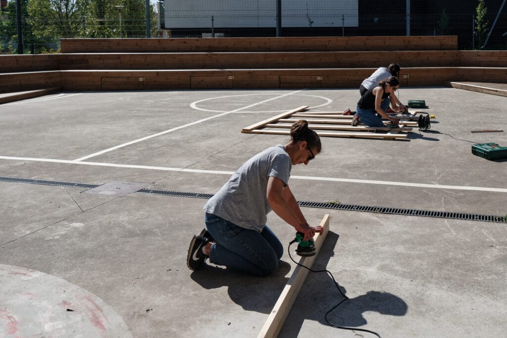 Familias y alumnado trabajando en la transformación del patio.