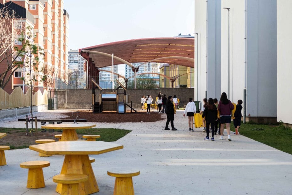 Patio transformado con nuevo mobiliario de forma hexagonal y color amarillo.