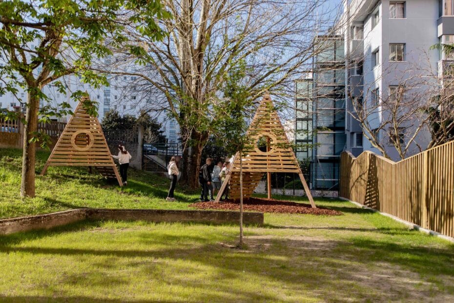 Niños jugando en tipi de madera.
