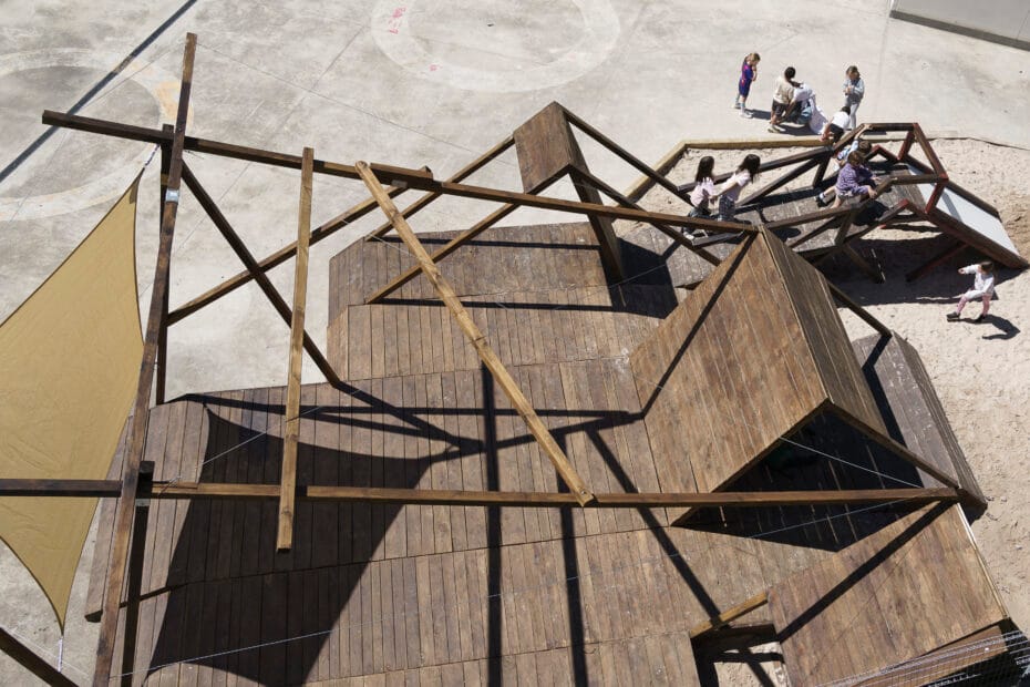 Plataformas y juegos de madera en el patio.