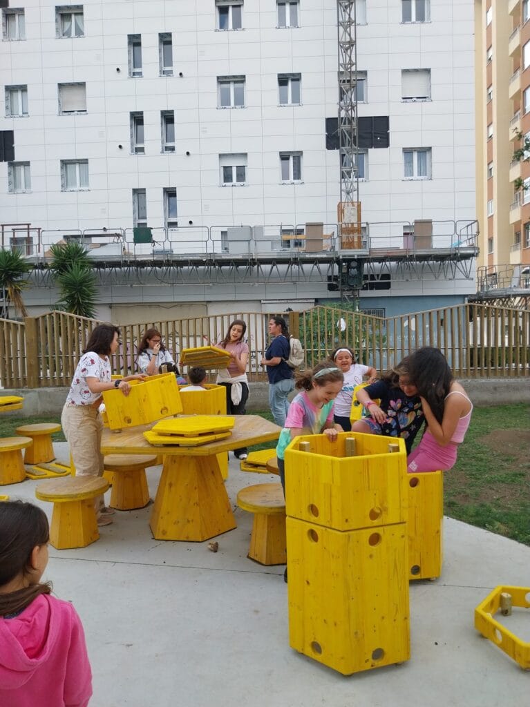 Niñas y niños jugando con los hexágonos polivalentes en el patio del Ramón de la Sagra.