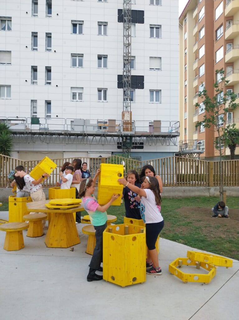 Niñas y niños jugando con los hexágonos polivalentes en el patio del Ramón de la Sagra.