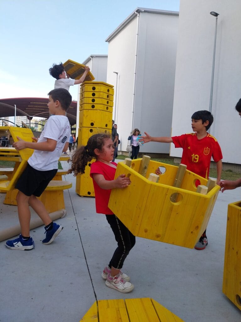 Niñas y niños jugando con los hexágonos polivalentes en el patio del Ramón de la Sagra.