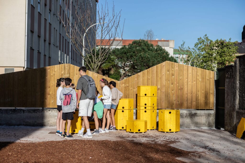 Niñas y niños jugando con los hexágonos polivalentes en el patio del Ramón de la Sagra.