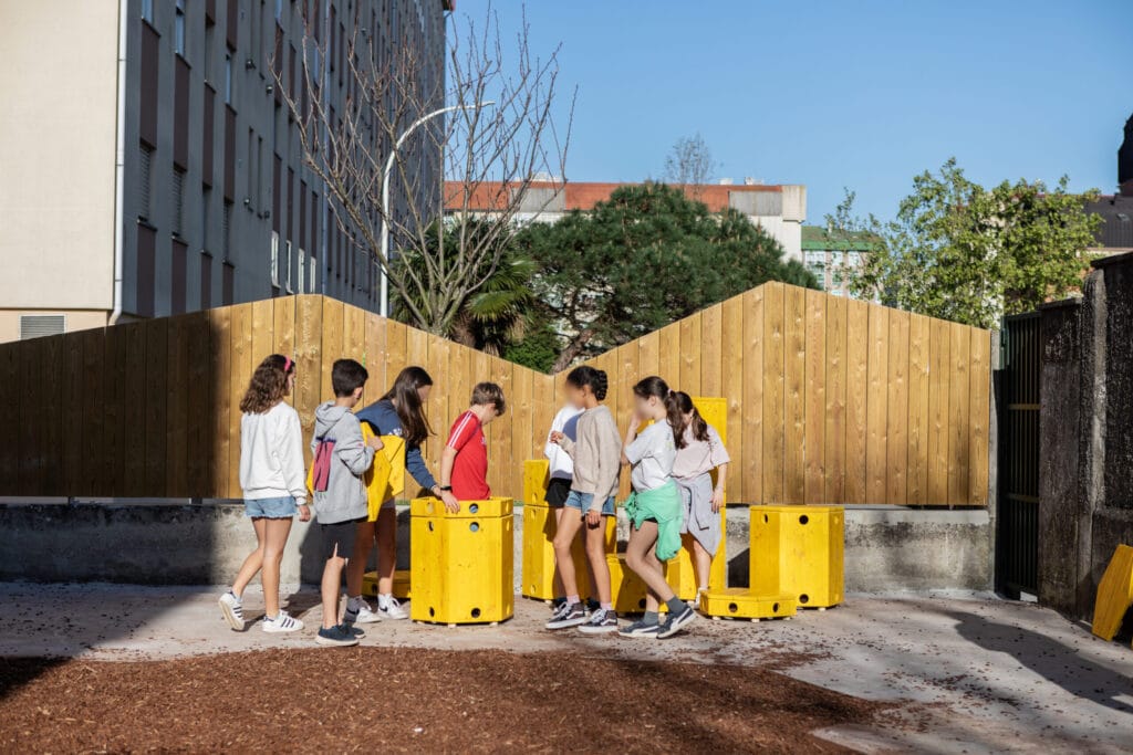 Niñas y niños jugando con los hexágonos polivalentes en el patio del Ramón de la Sagra.