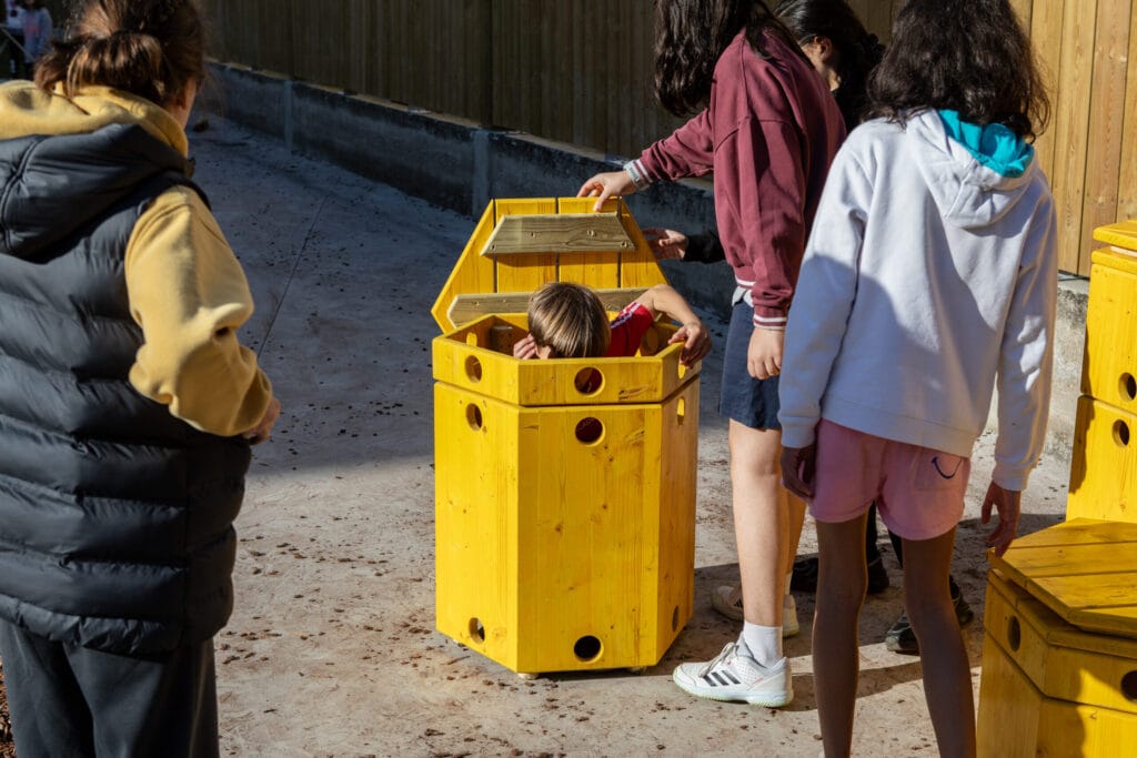 Niñas y niños jugando con los hexágonos polivalentes en el patio del Ramón de la Sagra.