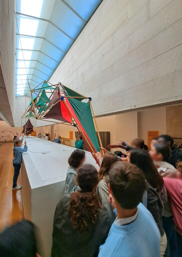 Grupo de niños interactuando con la instalación móvil "Miñoca".
