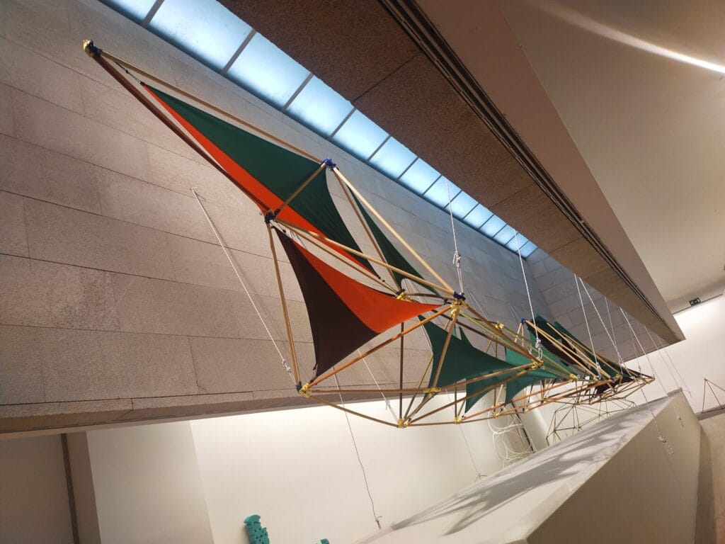 Miñoca (instalación construida con Palitroques) en el museo MARCO de Vigo.