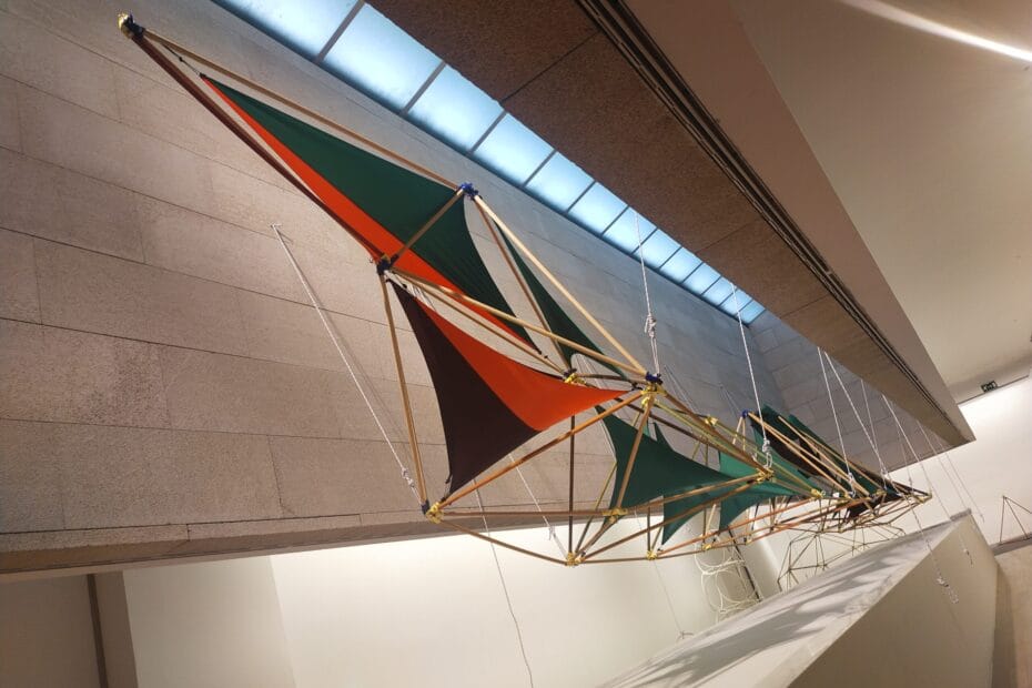 Miñoca (instalación construida con Palitroques) en el museo MARCO de Vigo.